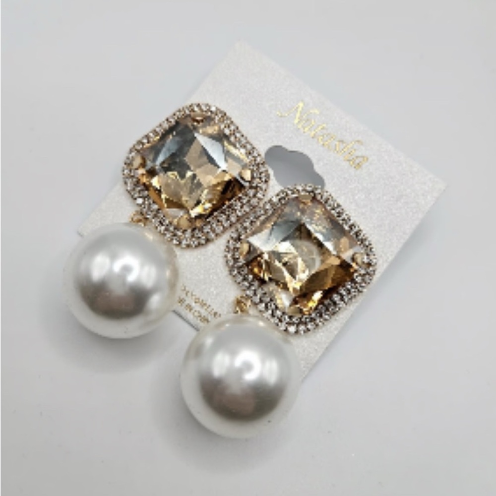 NWT ⚜️🤎⚜️ Natasha beige square crystal with faux pearl Statement Earrings